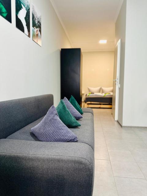 Neuwertiges Apartment mit schnellem WLAN, Netflix, Glasfaser, Kostenlose Privatparkplatz auch für Transporter geeignet R21