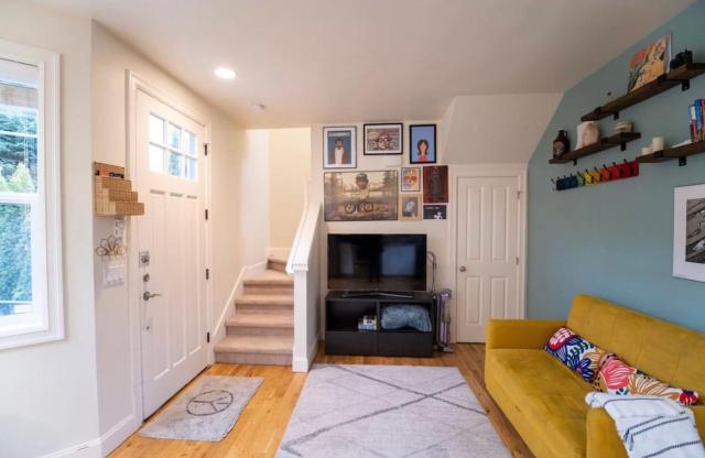 Adorable Cozy House with Compact Parking and Loft!