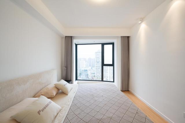 EHUB - Super Luxury Apt at the Bund Area with Big Balcony, Surrounded by Shopping & Dining