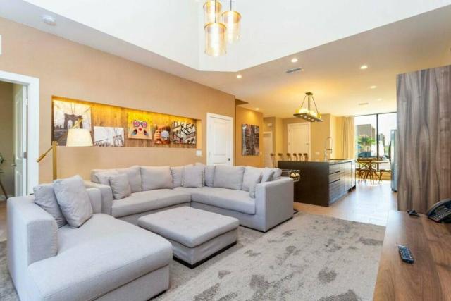 Modern 4bed townhome in the heart of Kissimmee