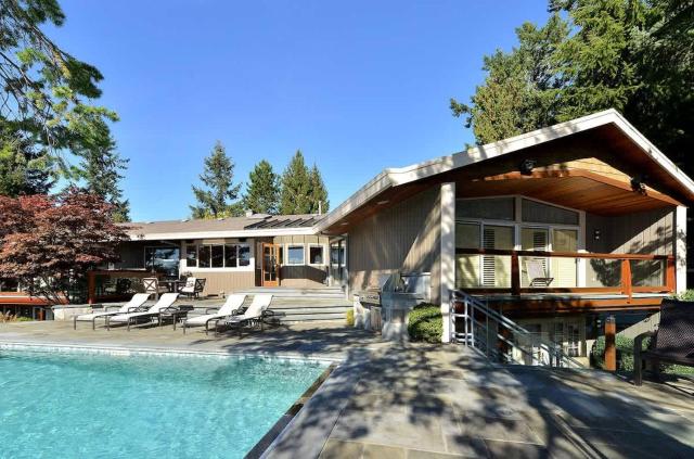 Oceanside Lodge Saanich Inlet by EMR Vacation Rentals
