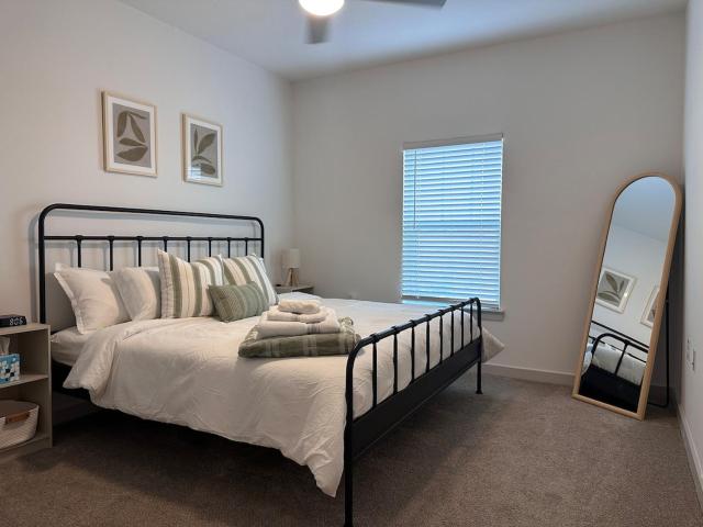 Modern Oasis with King Bed, Fireworks View, 10 Minutes to Disney