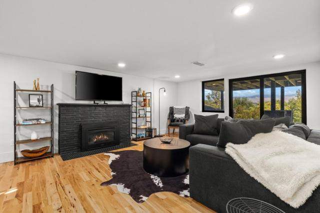 Stunning Views - High End 4BR Home with Hot Tub and Sauna
