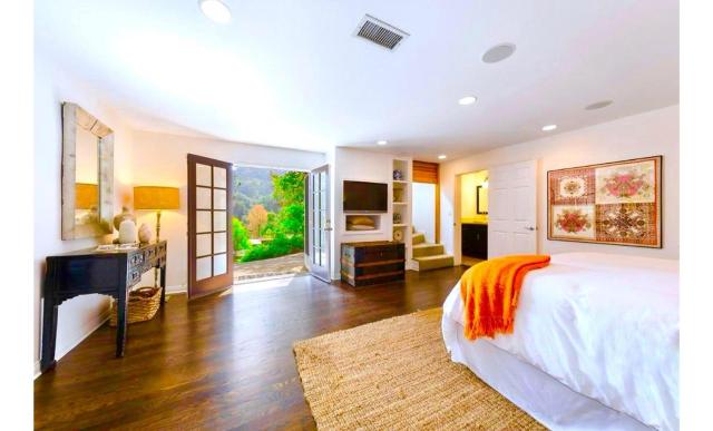 Hollywood Hills Spa Retreat Oasis with Tree Top Views, Private Jacuzzi Style Tub, Steam Room, Magical Half Acre Acre Garden and Patio, Free Parking for 2 cars, in LA's most Serene, Central Desirable Area