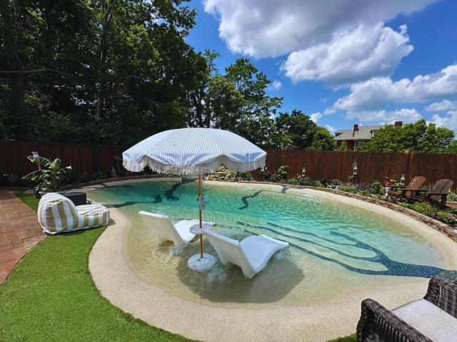 8 Cats Cincinnati-Cozy Poolside Apartment Near Zoo