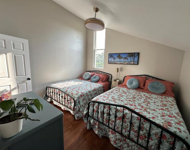 8 Cats Cincinnati-Cozy Poolside Apartment Near Zoo