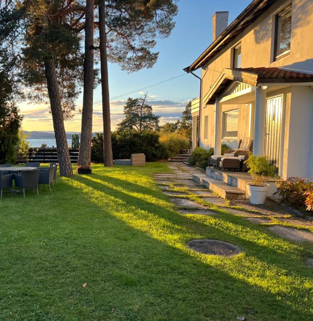 Large villa with garden and beautiful sea view