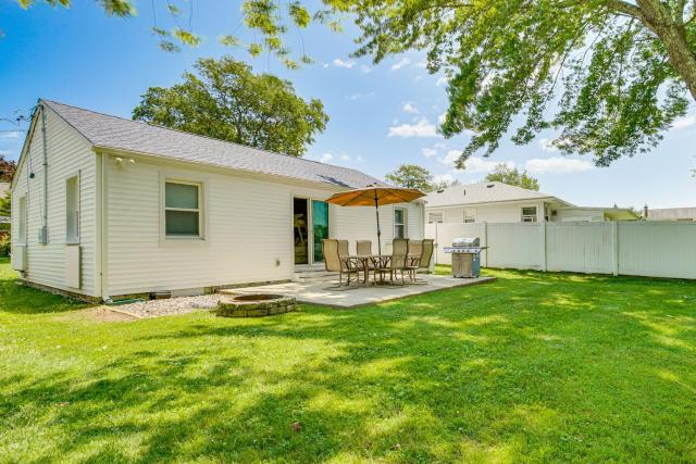Family Retreat in Old Lyme Gated Miami Beach
