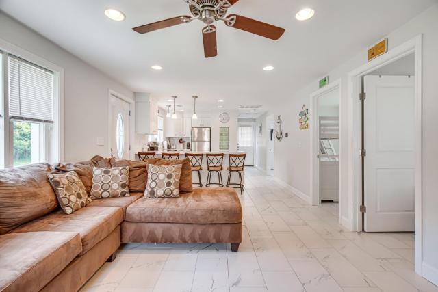 Family Retreat in Old Lyme Gated Miami Beach