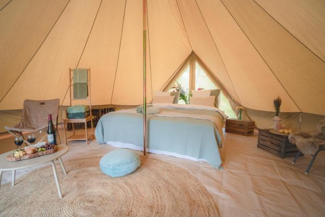 Boutique tent bij Laaken op Zand unieke plek in het groen met luxe bed