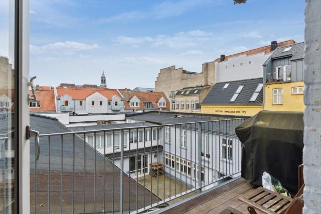 City center apartment with balcony and private parking
