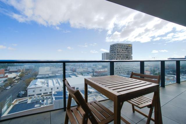Luxe CBD Retreat- 2BR Apt w Pool Gym Steam&Sauna