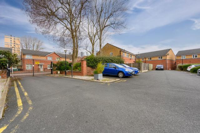 3BDR Gated parking near city centre