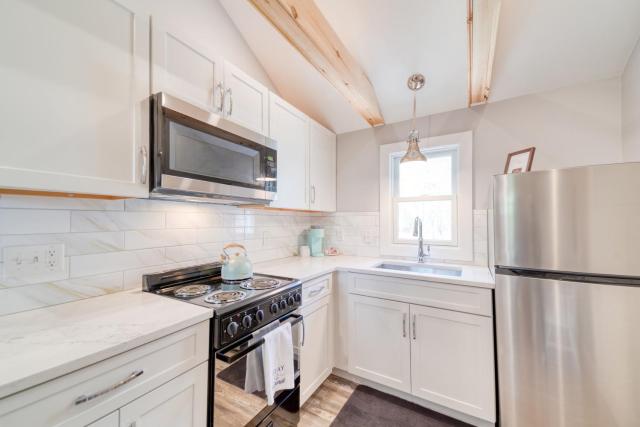 Studio with Deck by Leavetown Vacations