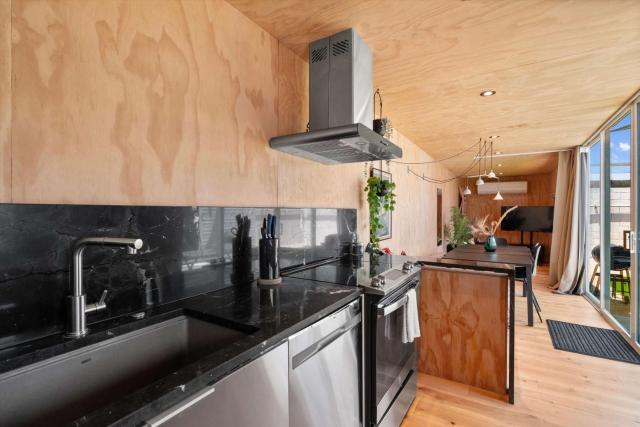 Smurf Haus - Luxuriously Small with Resort-like Pool