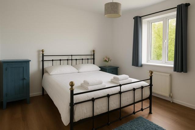 Cozy 2BR Flat Near City Centre Free Parking Fast Wifi