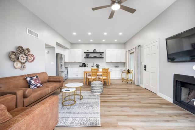 Old Town Southwest Style 2BR Condo with Pool and Hot Tub