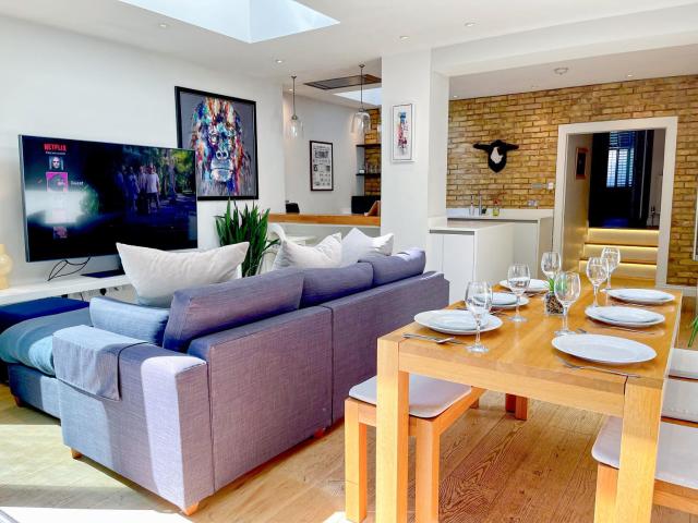 2-Bedroom flat with private patio & firepit in Shepherds Bush near Hammersmith by Staylio London