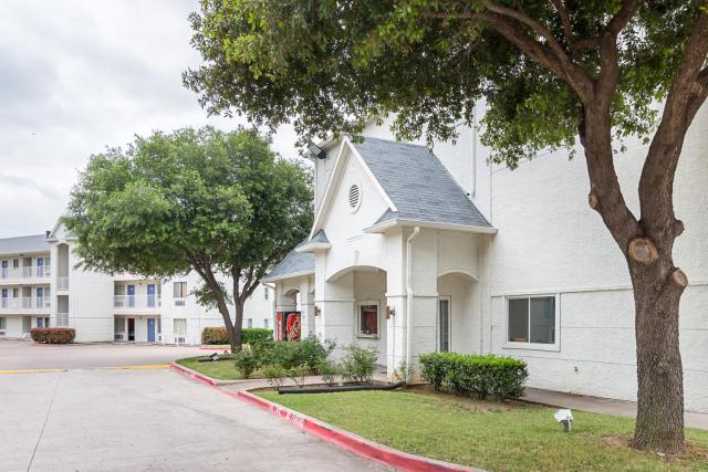 Motel 6-Grand Prairie, TX - Near Six Flags Drive