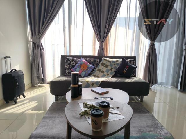 GM Couple Cozy Sunny Pool View Netflix BySTAY