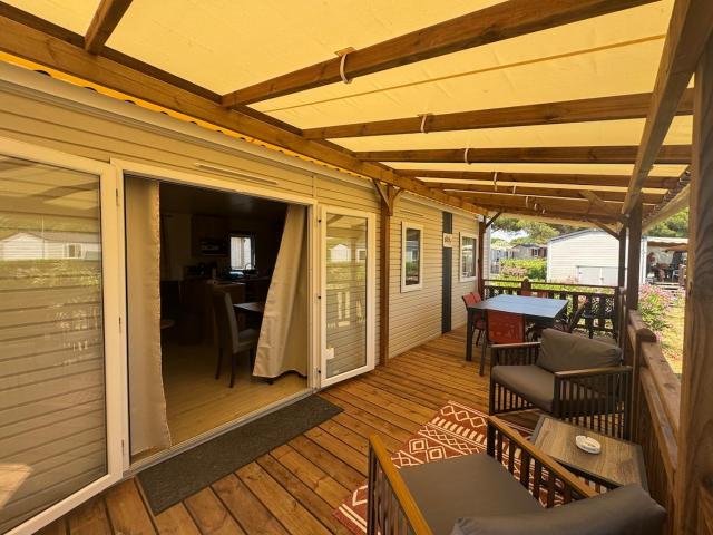 Bungalow 575 6 à 8 pers, Wifi gratuit, Camping 4 étoiles Lac des Rêves Vue Exceptionnelle sur le lac sans vis à vis