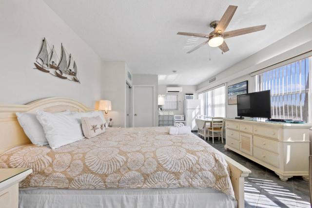 Beachfront with views, grill, pool & parking