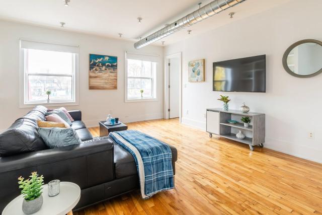 Stylish & Pet-Friendly 2BR Suite in Trendy Leslieville with Portable AC Nearest Intersection Eastern Ave