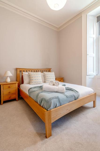 Elegant 2BR Apartment on Leven St