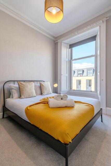 Elegant 2BR Apartment on Leven St