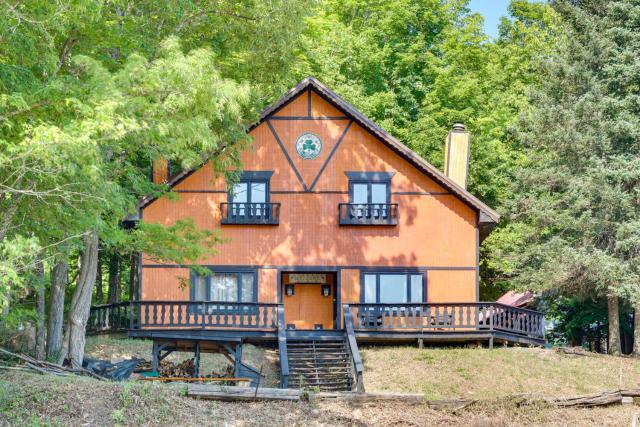 Outdoor Lover's Paradise: Slopeside Cabin!