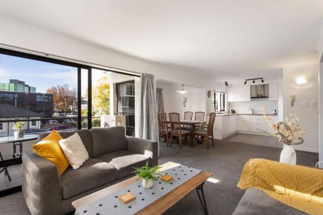 Location CBD Close to Hospital and Hagley Park with Free Parking