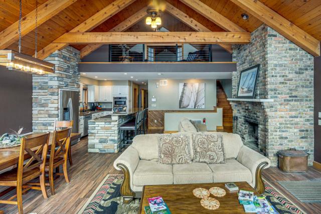 Sauna & Pool Table: Family Home on Lake Chicagon