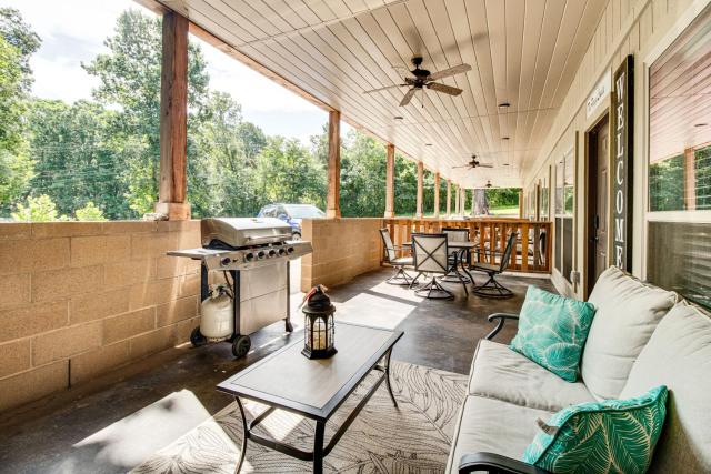 < 1 Mi to Marina: Beautiful Bull Shoals Retreat