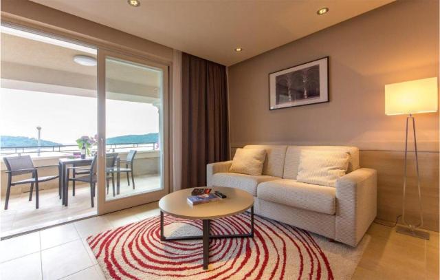 1 Bedroom Nice Apartment In Molunat