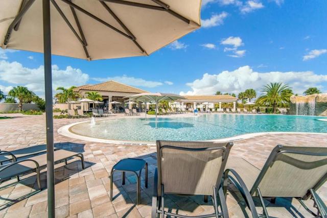 Waterfront Lakewood National condo overlooking the 11th green - Golfers Grove