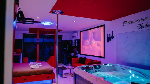 Loveroom Very Good Trip chambre avec jacuzzi privatif