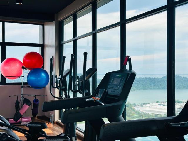 Explore Penang Stay Style w Sky pool Sea airport 9pax