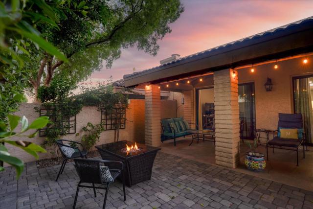 Pools Courts BBQ Firepit Pineapple Paradise
