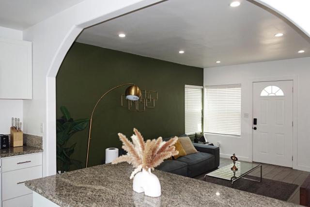 Casa Mid City - Centrally Located 1BR Getaway with Private Yard