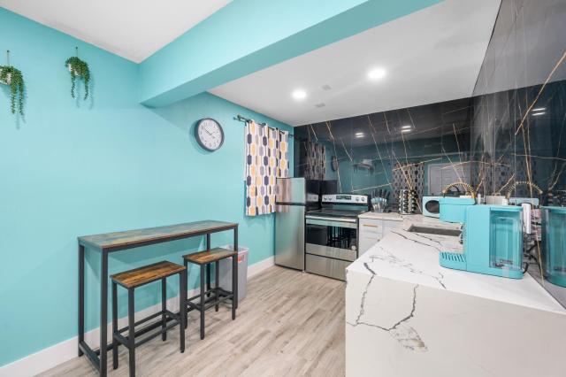 West U Studio, Near Med Center, Stadiums & Zoo