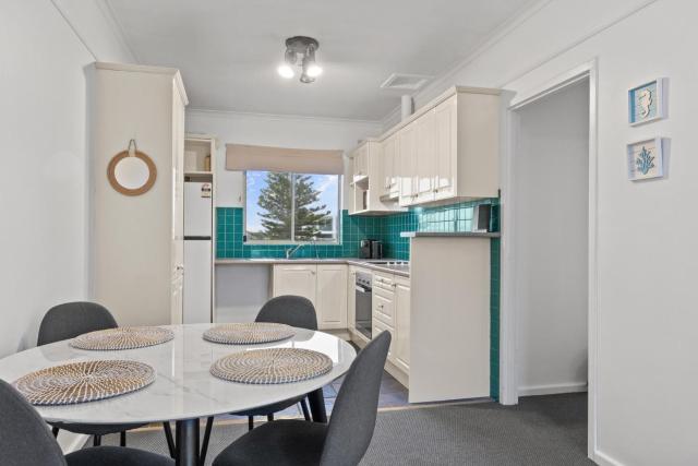 Beachside 2-Bed Apartment with Balcony Views