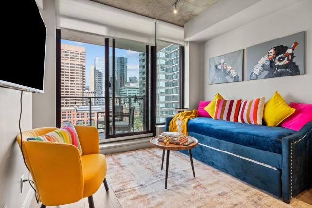 Vibrant PopArt downtown suite, comfy and stylish!