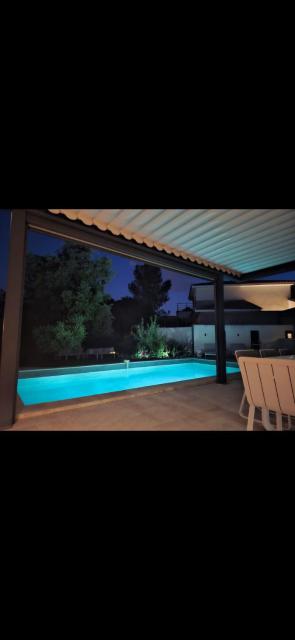 Equipped Studio, 2 hours per day acces to a private swinmming pool