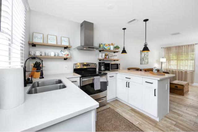1 Block to Downtown - 7 min to beach - King bed & Free parking