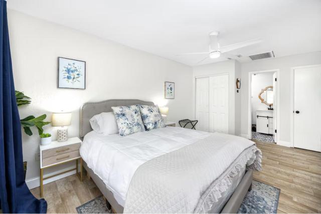 1 Block to Downtown - 7 min to beach - King bed & Free parking