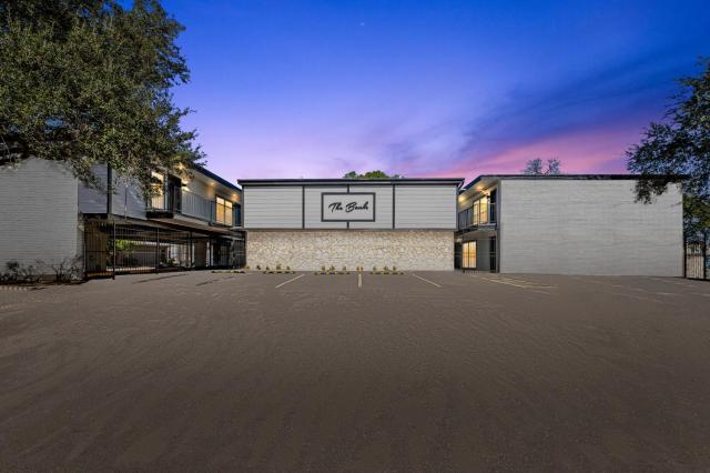 Chic & Cozy Montrose Apt with Pool & Parking