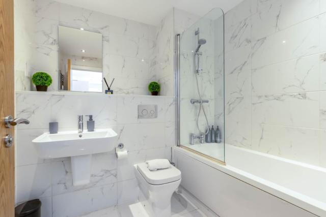 Urban & Stylish 1 BR Apt, Sleeps 4, Wifi