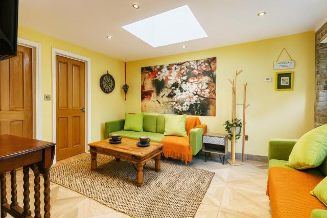 Restful Break 2 BR Woods Cottage 2 Acre Garden gated free Parking