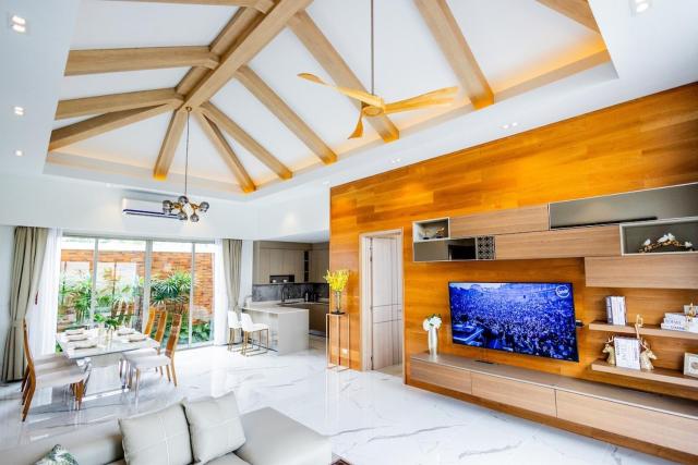 Khanaen Luxury Pool Villa by SP