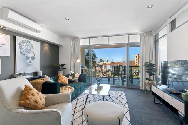 Luxe Chic 3BR Apt City Skyline views
